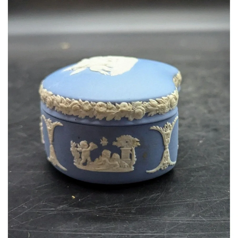 Vintage Wedgwood Blue Jasperware Kidney Shaped Trinket Box W/ Lid Neoclassical